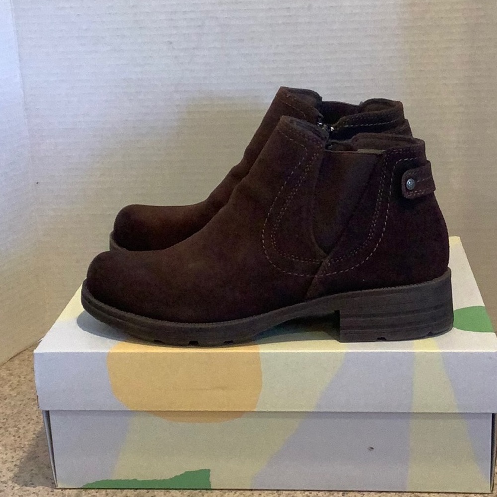 Earth Origins Randi Rexton brown suede bootie 9.5 M